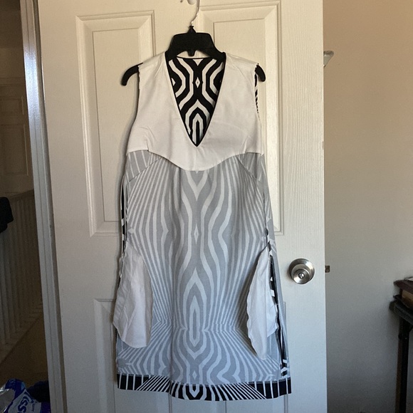 Joe Fresh Size 2 black & white sleeveless dress, side zip V neck 2 side pockets - Picture 7 of 12